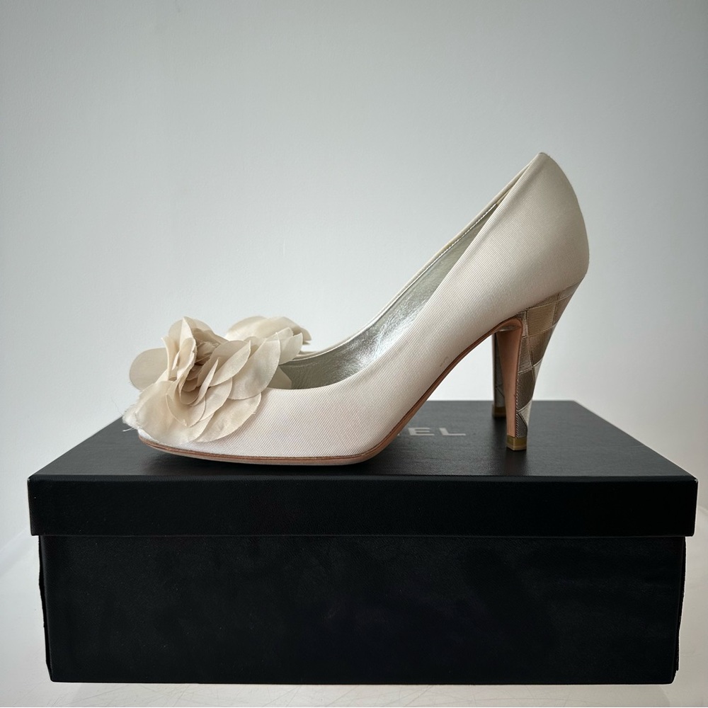 CHANEL Cream Heels with Camellia Floral Accent - Picture 2 of 16